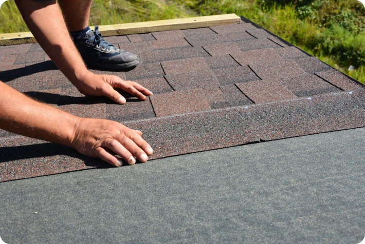 Roofing construction with asphalt tiles